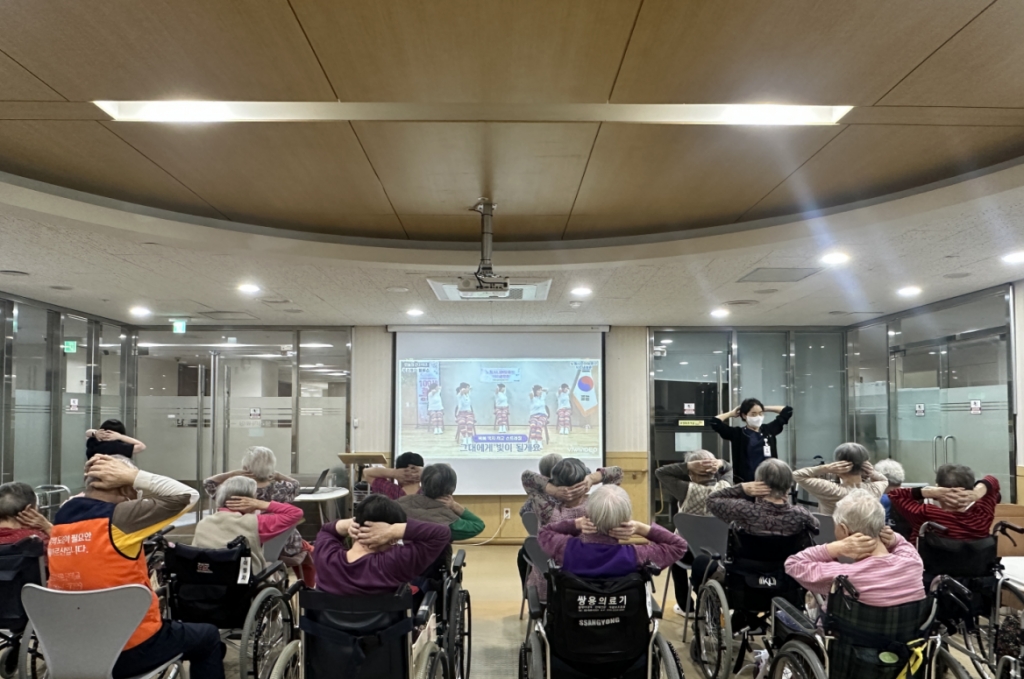 활력증진을 위한 <힘뇌체조> 프로그램
